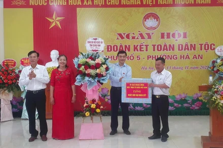 Đồng chí Vũ Hồng Thanh tặng quà cho khu phố.