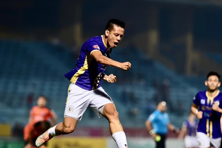 Đội trưởng Văn Quyết ăn mừng bàn thắng mở tỷ số. (Ảnh: TRẦN HẢI)