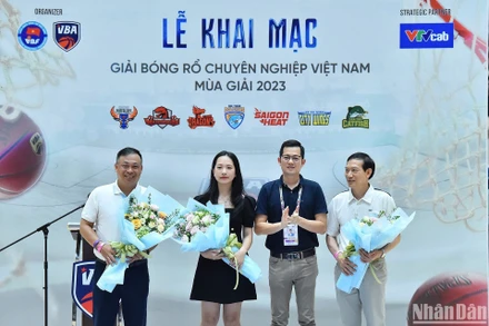 Ông Trần Chu Sa, Giám đốc điều hành VBA cùng các đối tác báo chí đồng hành tại Lễ khai mạc VBA 2023 diễn ra tối 10/6. (Ảnh: THỦY NGUYÊN)