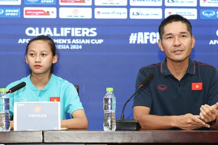 Đội trưởng Nguyễn Thị Thương cùng HLV Akira Ijiri tại buổi họp báo trước thềm Vòng loại U17 nữ châu Á 2023, ngày 21/4. (Ảnh: VFF) 