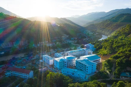 Trường Trung học phổ thông Kỳ Sơn trong nắng sớm.