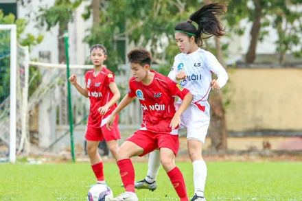 Hà Nội I (áo trắng) thắng đậm trước đội bóng cùng thành phố. (Ảnh: VFF)