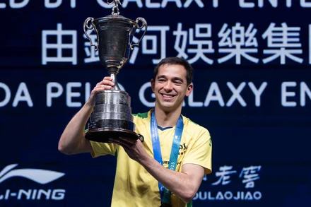 Hugo Calderano cùng chiếc cúp vô địch ITTF World Cup danh giá. (Ảnh: ITTF)