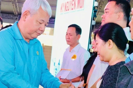 Ông Võ Khắc Thái, Chủ tịch Liên đoàn Lao động Thành phố trao quà cho người lao động. 