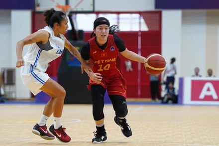 Trương Thảo Vy dẫn bóng.