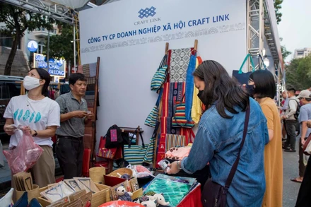 Gian hàng của các doanh nghiệp trưng bày tại lễ hội.