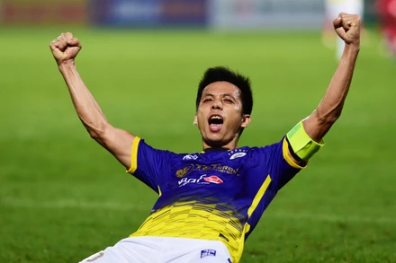 [Ảnh] Văn Quyết đưa Hà Nội trở lại đầu bảng V-League