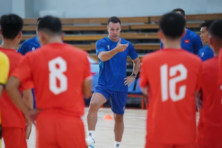 Huấn luyện viên Diego Giustozzi cùng các học trò trong buổi tập. (Ảnh: VFF)