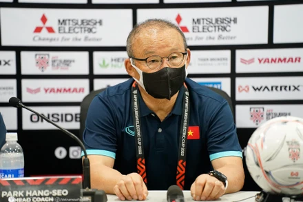 HLV Park Hang-seo tại buổi họp báo sau trận gặp Singapore tối 30/12. (Ảnh: VFF)