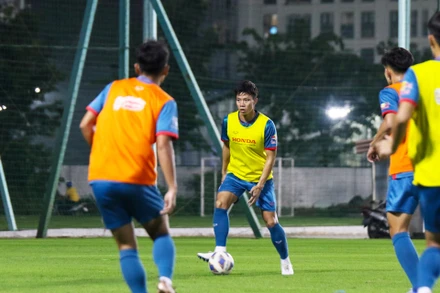 Hậu vệ Quế Ngọc Hải trở lại tập luyện cùng các đồng đội tối 11/11. (Ảnh: VFF)