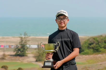 Golfer Aidric Chan cùng cúp vô địch giải đấu. (Ảnh: VGA)