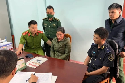 Công an lấy lời khai Đinh Thị Thanh trong đường dây mua bán, vận chuyển ma túy xuyên biên giới. (Ảnh: Công an Quảng Bình) 