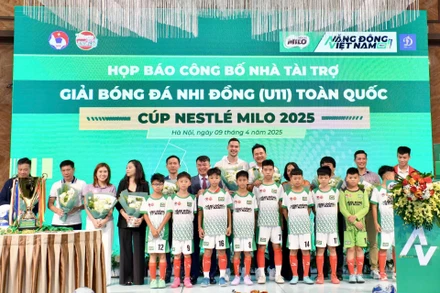 Đại diện Ban tổ chức cùng đại diện các cầu thủ nhí tham dự giải đấu. 