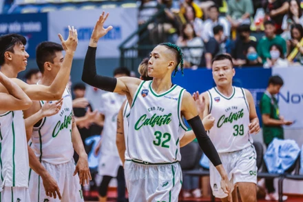 Sang Đinh cùng các đồng đội ăn mừng chiến thắng. (Ảnh: VBA)