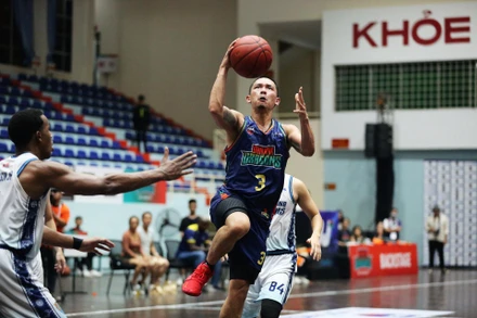 Cầu thủ xuất sắc nhất trận Michael Soy lên rổ tấn công. (Ảnh: VBA)