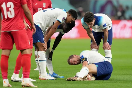 Harry Kane gặp chấn thương trong trận đấu đầu tiên của tuyển Anh gặp Iran. (Ảnh: Telegraph)
