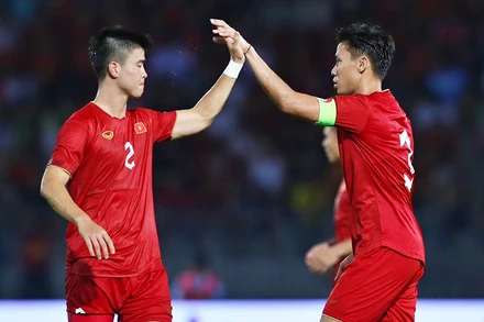 Quế Ngọc Hải ăn mừng bàn thắng cùng Duy Mạnh. (Ảnh: VOV)