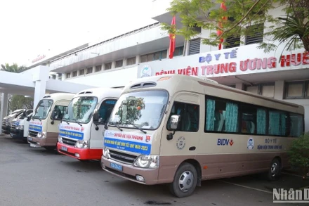 “Chuyến xe yêu thương” đưa bệnh nhân về quê đón Tết.