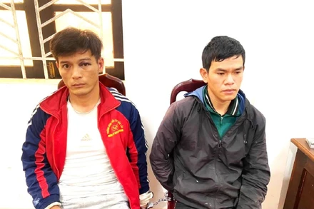 Hai đối tượng Ngô Quang Phúc và Đào Minh Thuận tại cơ quan Công an.