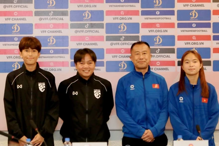 Huấn luyện viên và đại diện cầu thủ hai đội U17 nữ Thái Lan và U17 nữ Việt Nam tại buổi họp báo trước trận đấu. (Ảnh: VFF)