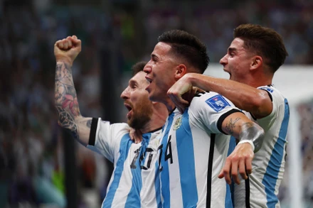 Các cầu thủ Argentina chia vui cuồng nhiệt sau bàn thắng thứ hai. (Ảnh: Reuters)
