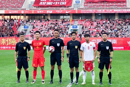 Đội trưởng U19 Việt Nam - Tiền vệ Công Phương cùng đội trưởng U19 Trung Quốc và các trọng tài. (Ảnh: VFF)