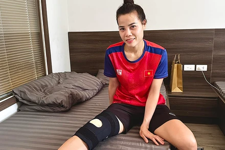 Trung vệ đội tuyển Việt Nam được kiểm tra chấn thương tại bệnh viện Vinmec. (Ảnh: VFF)