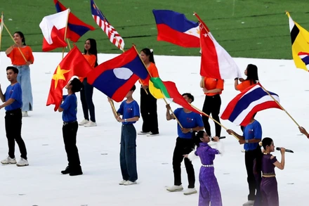 Quốc kỳ Việt Nam và Indonesia bị treo ngược tại Lễ khai mạc SEA Games 32. (Ảnh: Reuters)