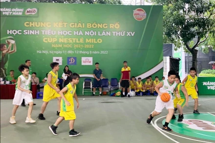 Các cầu thủ nhí thi đấu hết mình. 