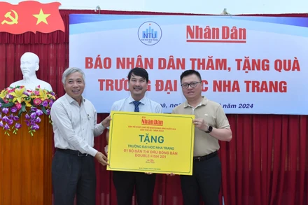 [Ảnh] Đoàn công tác Báo Nhân Dân thăm, tặng quà tại Nha Trang