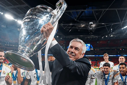 Carlo Ancelotti nâng cúp Champions League mùa giải 2023-2024. (Ảnh: RMFC)