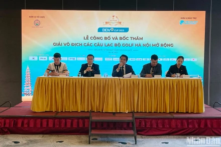 Đại diện Ban tổ chức trả lời câu hỏi từ các câu lạc bộ và báo chí. 