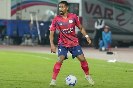 Cao Pendant Quang Vinh thi đấu vị trí hậu vệ trái tại CLB Công An Hà Nội. (Ảnh: CAHNFC)