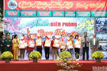 Lãnh đạo Tỉnh ủy Đắk Lắk và Bộ Chỉ huy Bộ đội Biên phòng tỉnh trao tặng quà Tết cho các gia đình chính sách, hộ nghèo ở xã biên giới Ia R’vê, huyện Ea Súp.