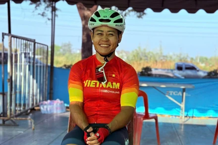 Cua-rơ Tô Hoàng Khánh Lan thực hiện cú nước rút để giành Huy chương Vàng thứ 2 cho xe đạp Việt Nam tại đấu trường châu Á.