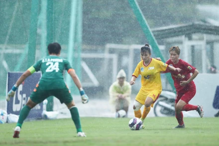 Phong Phú Hà Nam (áo đỏ) thắng nhọc nhằn TP Hồ Chí Minh II. (Ảnh: BTC)