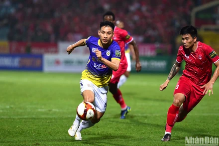 Hùng Dũng hoàn thành nhiệm vụ kiểm soát tuyến giữa. (Ảnh: TRẦN HẢI)