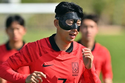 Tiền đạo Son Heung-min vẫn phải đeo miếng bảo vệ mặt trong các buổi tập của đội tuyển Hàn Quốc. (Ảnh: TTXVN)