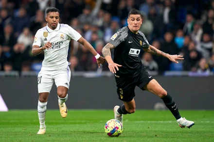 Real Madrid chỉ còn kém Barca 8 điểm trên bảng xếp hạng La Liga.