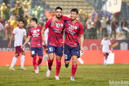 Công an Hà Nội tiến vào vòng bàn kết với 5 trận toàn thắng. (Ảnh: SƠN TÙNG)