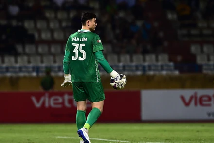 Thủ môn Đặng Văn Lâm thi đấu xuất sắc giúp Topenland Bình Định kiếm được 1 điểm trên sân khách. (Ảnh: TRẦN HẢI)