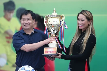 Ông Nguyễn Thanh Bình - Trưởng Ban tổ chức giải nâng chiếc cúp vô địch tượng trưng cùng bà Vũ Phương Thanh - Đại sứ thương hiệu Number 1 Active - Tập đoàn Tân Hiệp Phát.