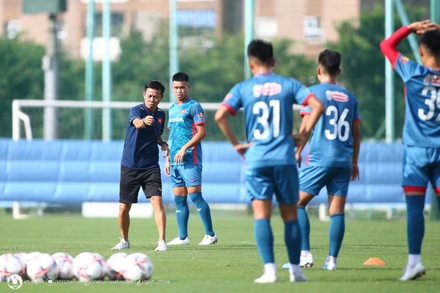 Nhà cầm quân Hoàng Anh Tuấn và các học trò sẽ có 2 ngày tập luyện tại Hà Nội trước khi di chuyển sang Qatar tập huấn và thi đấu giao hữu trước thềm Vòng chung kết U23 châu Á 2024. (Ảnh: VFF)