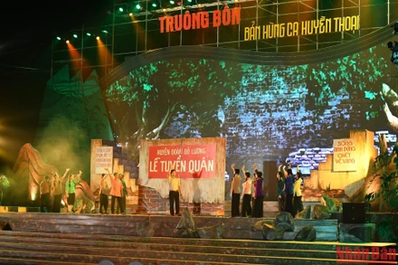 Vở kịch hát “Bình Minh Đỏ” mang đến những khoảnh khắc xúc động cho người xem. (Ảnh: ĐĂNG KHOA)