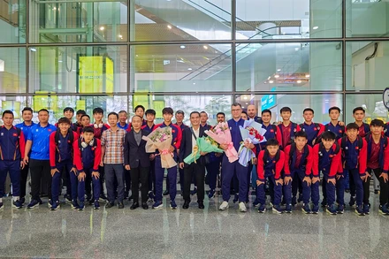 Các thành viên đội tuyển U17 Việt Nam có mặt tại sân bay Nội Bài. (Ảnh: VFF)