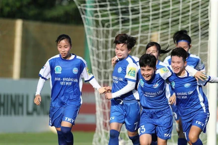 Các cô gái Than Khoáng sản Việt Nam ăn mừng chiến thắng đậm đà. (Ảnh: VFF)