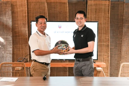 Ông Trần Chu Sa - CEO VBA tặng quà kỷ niệm cho ông Phạm Văn Phong - Tổng Giám đốc công ty Thể thao Phong Sơn. (Ảnh: VBA)