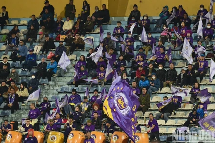 Hội cổ động viên Hà Nội đến với sân Hàng Đẫy mỗi khi đội nhà thi đấu. (Ảnh: TRẦN HẢI)