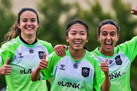 Huỳnh Như ăn mừng chiến thắng cùng các đồng đội. (Ảnh: Lank FC)