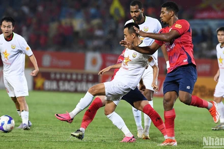 Công an Hà Nội chưa thể bứt phá trên bảng xếp hạng. (Ảnh: TRẦN HẢI)